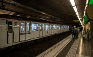 GRAF4447. BARCELONA, 13/03/2021.- Los Mossos han detenido este sábado en Barcelona a un hombre que amenazaba e intentaba agredir con un cuchillo de grandes dimensiones a los pasajeros del Metro, ha informado la policía catalana, que no descarta que el suceso lo haya protagonizado una persona con problemas mentales. EFE/Marta Pérez