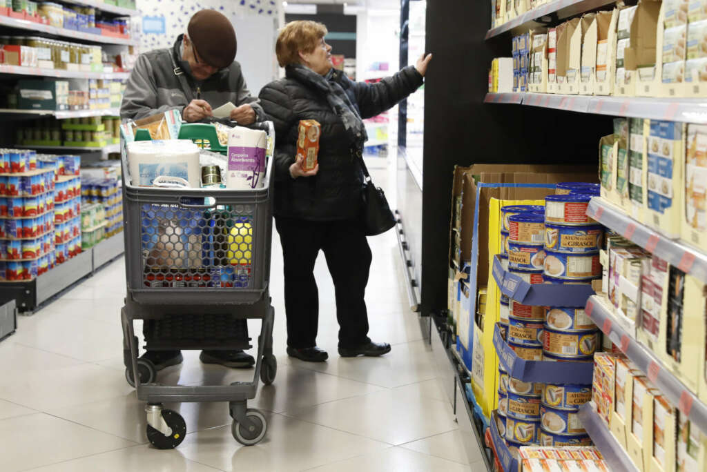 Varias personas hacen la compra en un supermercado de Madrid. EFE/Eduardo Oyana