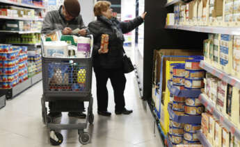 Varias personas hacen la compra en un supermercado de Madrid. EFE/Eduardo Oyana