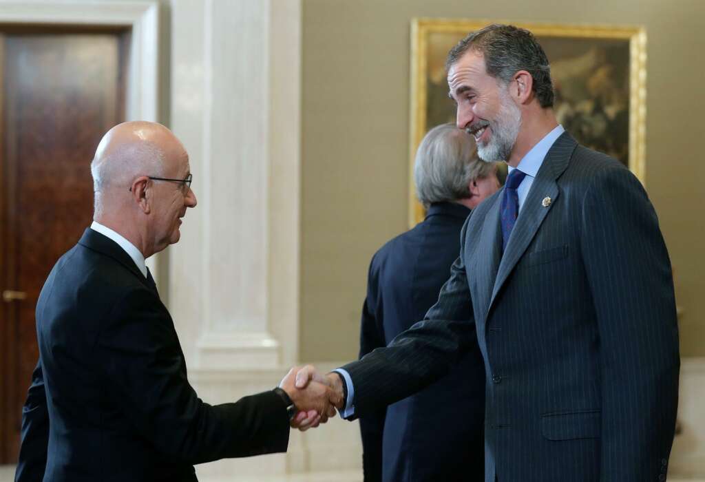 GRAF3669. MADRID (ESPAÑA), 10/10/2018.- El Rey Felipe VI saluda a Josep Antoni Duran i Lleida, durante la audiencia a la representación del pleno del Colegio General de Procuradores de España, esta mañana en el Palacio de la Zarzuela en Madrid. EFE/Angel Diaz