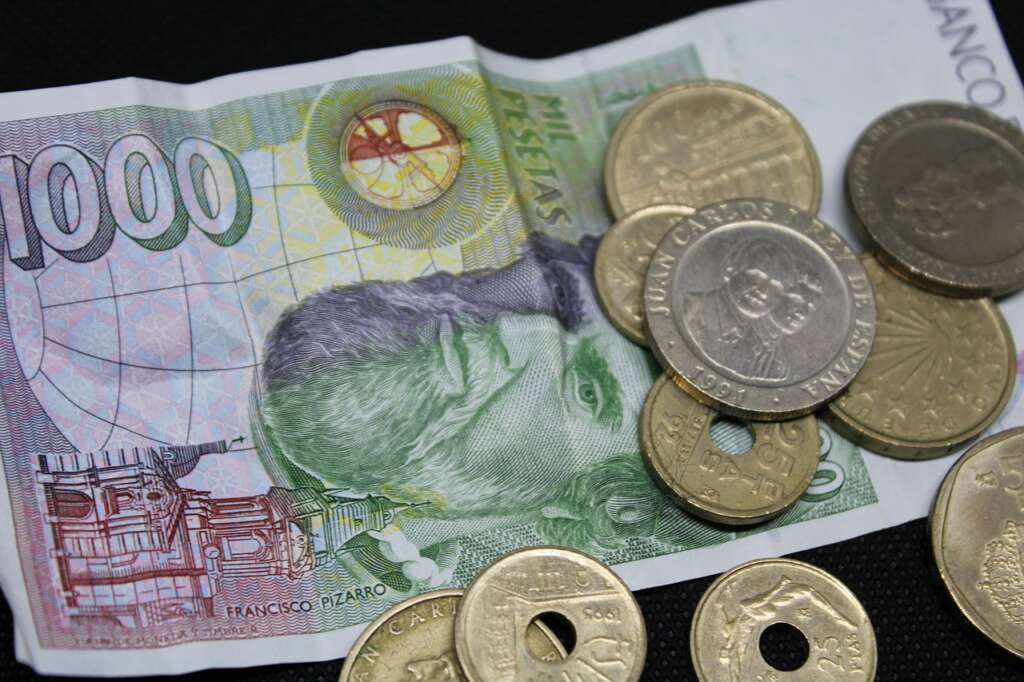 Dinero en pesetas. Foto: Pixabay.