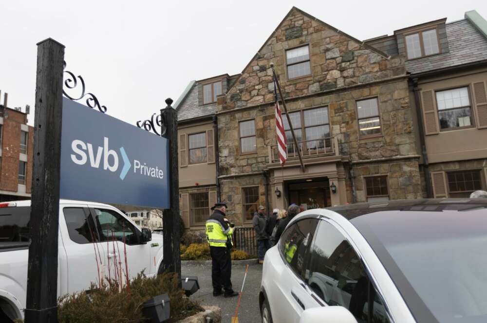 Los agentes de policía vigilan a los clientes del banco que esperan fuera de una sucursal de Silicon Valley Bank en Wellesley, Massachusetts, EE.UU. /EFE