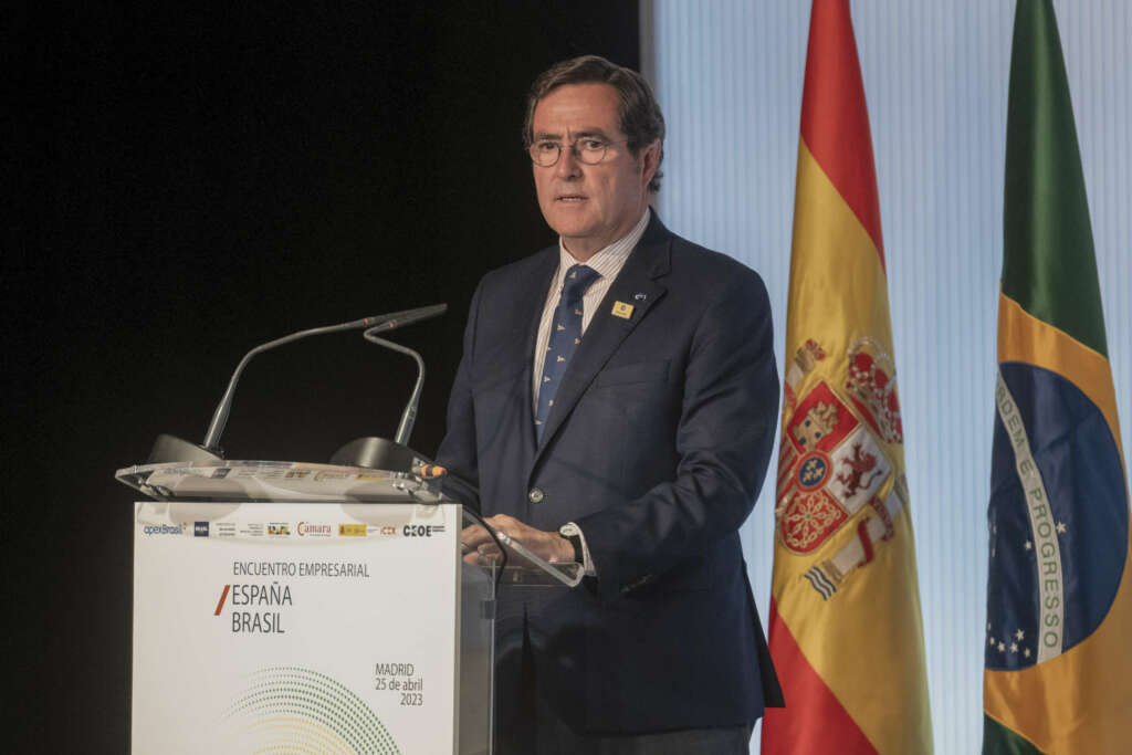 MADRID (ESPAÑA), 25/04/2023.- El presidente de la Confederación Española de Organizaciones Empresariales (CEOE), Antonio Garamendi, participa en un encuentro empresarial entre España y Brasil este martes, en la Casa América de Madrid (España). EFE/ Fernando Villar