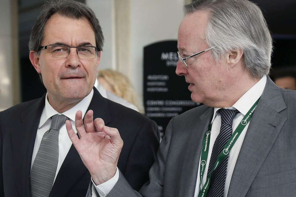 GRA392. SITGES (BARCELONA), 30/05/2013.- El presidente de la Generalitat, Artur Mas, junto al presidente del Cercle d'Economia, Josep Piqué (d), durante la sesión inaugural de la XXIX Reunión del Círculo de Economía de Sitges, en la que afirmado que cree que el mes de mayo "será uno de los mejores de los últimos diez meses en cuanto a reducción del paro". EFE/Susanna Sáez.