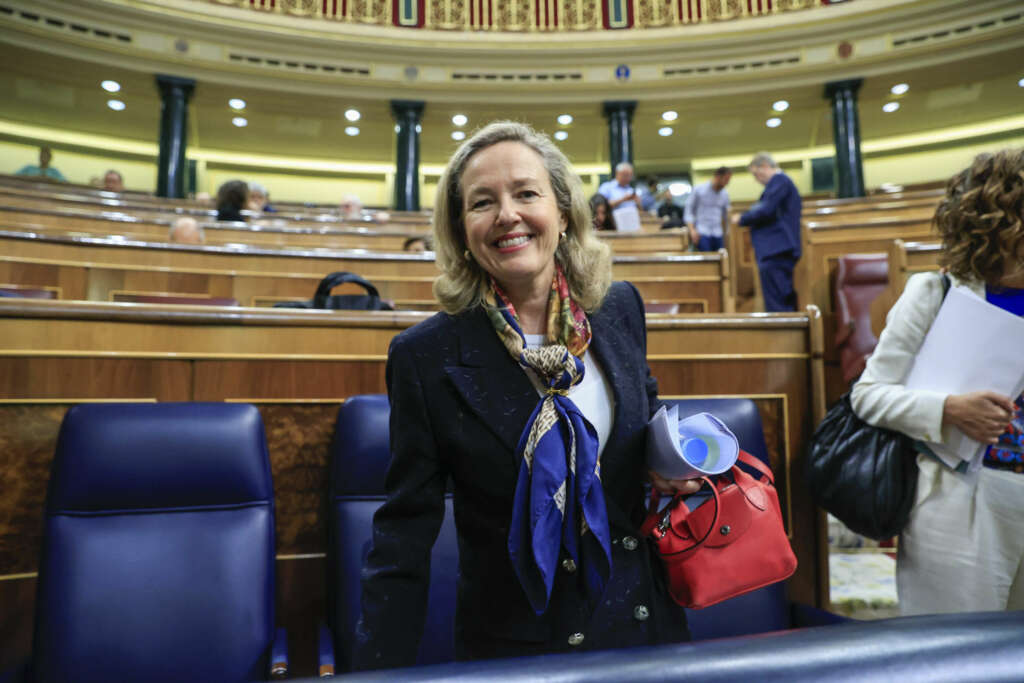 MADRID, 26/04/2023.- La vicepresidenta primera y ministra de Asuntos Económicos, Nadia Calviño, sonríe a su llegada al Congreso de los Diputados para participar en la sesión de control en la Cámara Baja este miércoles. EFE/ Zipi