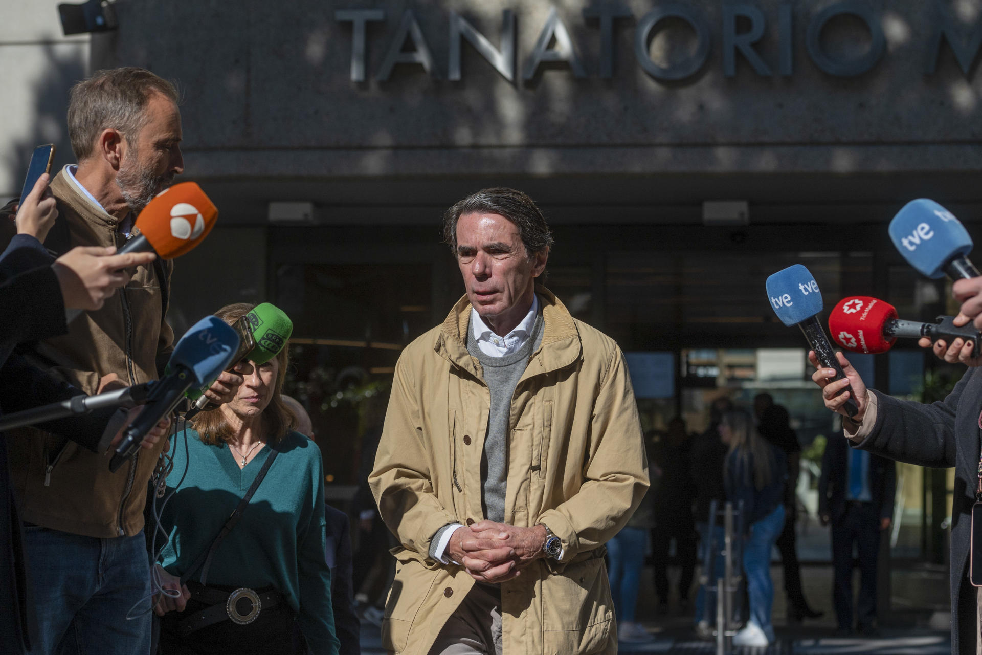 El expresidente del Gobierno José María Aznar a su salida de la capilla ardiente del exministro del PP Josep Piqué, fallecido el jueves a los 68 años en Madrid. EFE/Fernando Villar