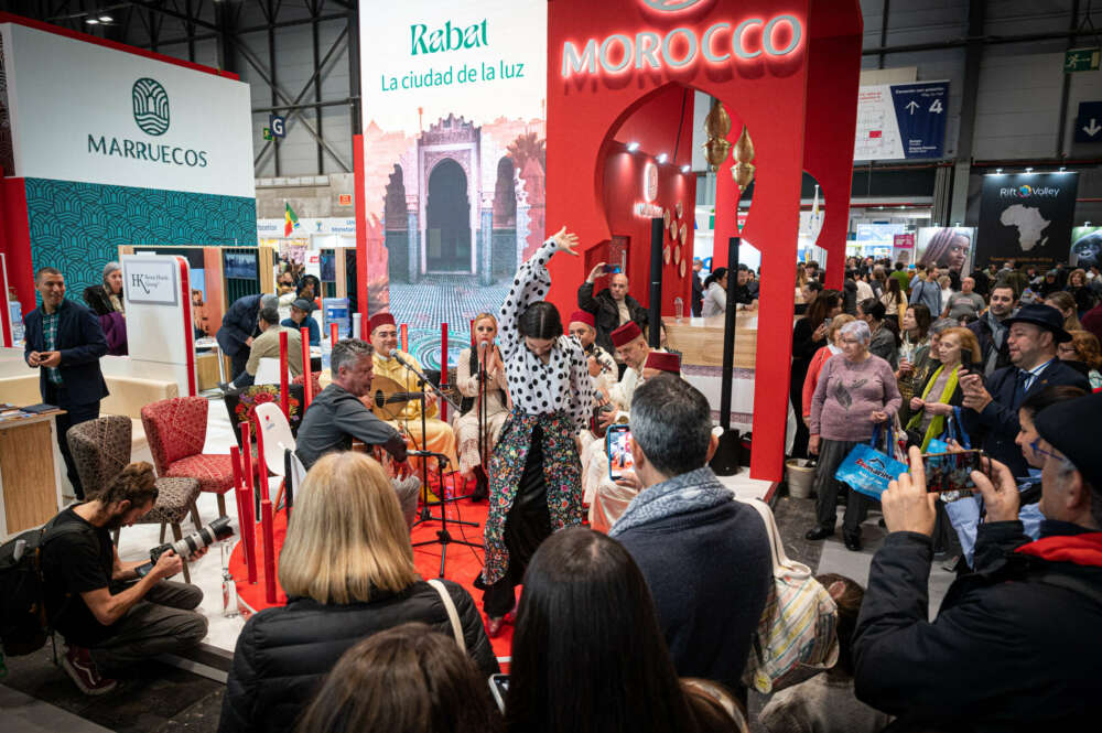 MADRID, 21/01/2023.- Actuación de un grupo folclórico en el estand de Marruecos de la Feria Internacional de Turismo FITUR 2023, . EFE/ Fernando Villar