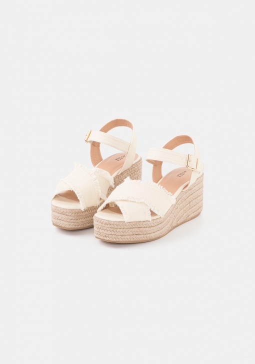 Carrefour ha rebajado las sandalias de cuña ideales para combinar con tu vestido midi favorito Economía Digital
