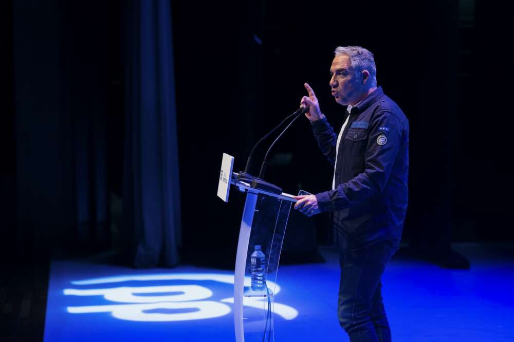 El coordinador general del Partido Popular (PP), Elias Bendodo, en una imagen de archivo en la Convención del PP de Málaga capital en el teatro de la Esad Málaga. EFE/Carlos Díaz