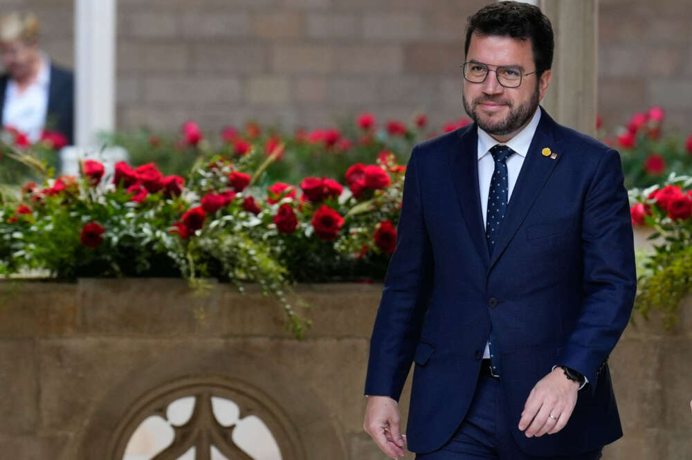 BARCELONA, 23/04/2023.- El presidente de la Generalitat, Pere Aragonès, inicia las actividades por la Diada de Sant Jordi este domingo con una recepción con la Colla dels Gegants de Nou Barris. EFE/Alejandro García