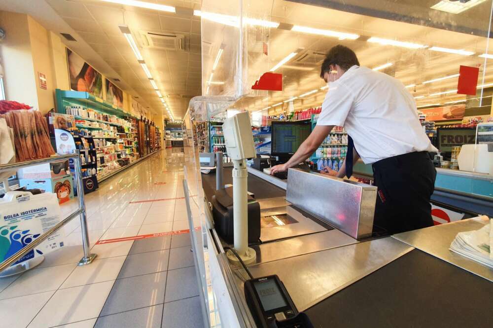 Los cajeros de supermercado, agentes comerciales o ebanistas son algunos de los perfiles más buscados. EFE/ R. García