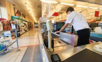 Los cajeros de supermercado, agentes comerciales o ebanistas son algunos de los perfiles más buscados. EFE/ R. García