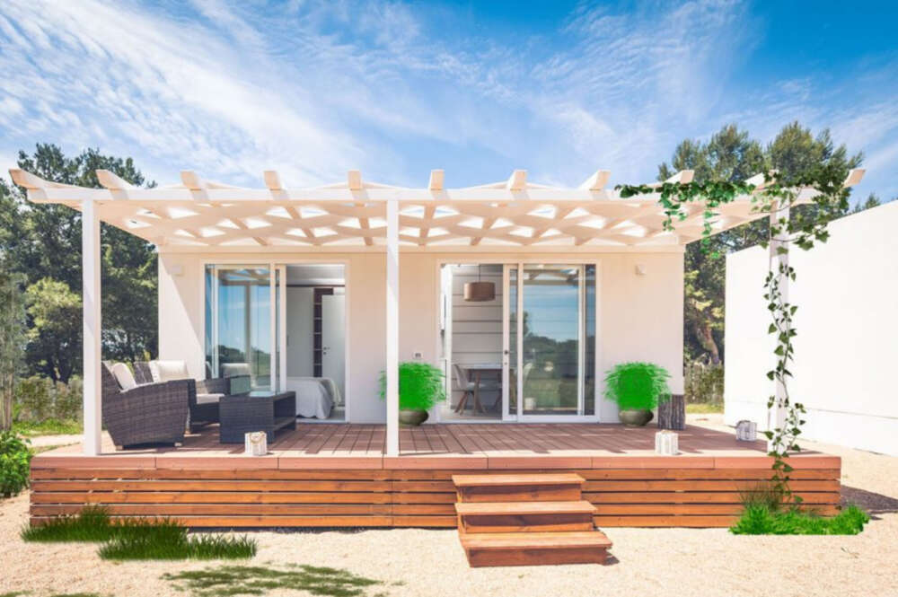 La casa prefabricada con terraza y pérgola ideal para el verano