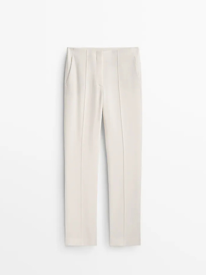 El pantalón de traje blanco de Massimo Dutti que es tendencia entre invitadas