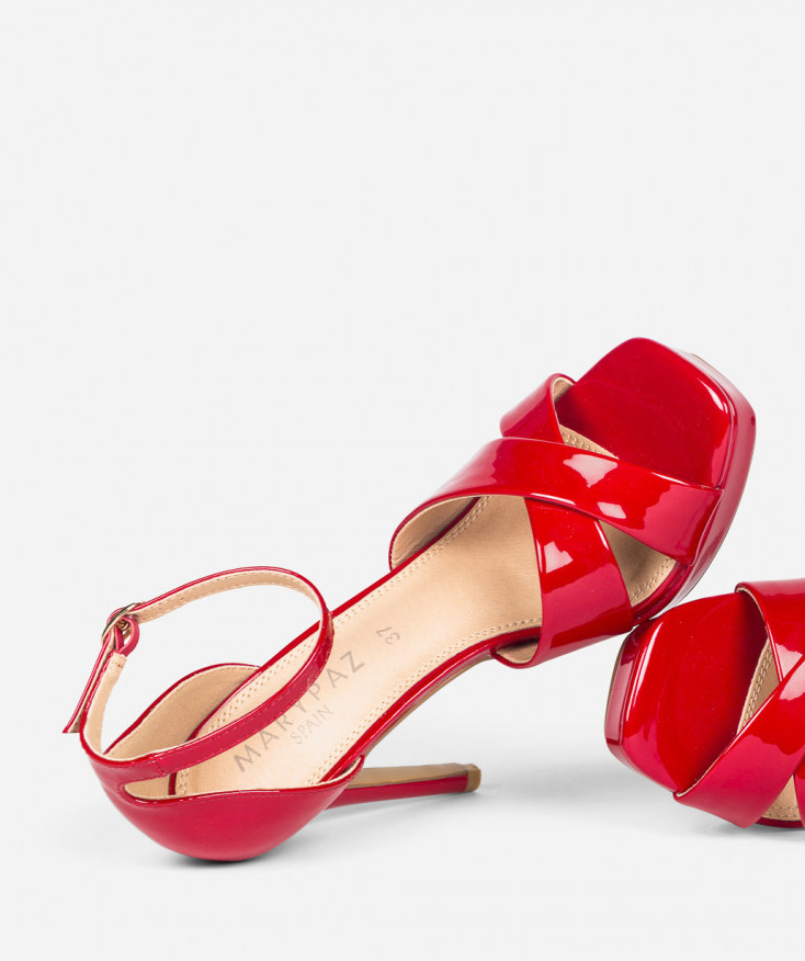 Estas son las sandalias rojas de tacón de MaryPaz que parecen de una película - Economía Digital