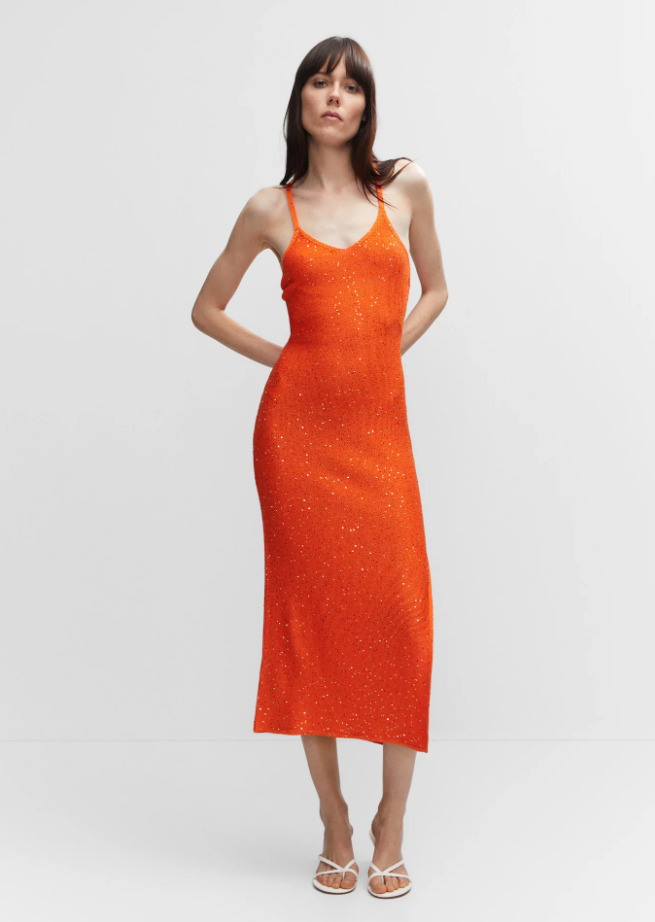 El vestido de punto con detalles de lentejuelas de la nueva colección de Mango