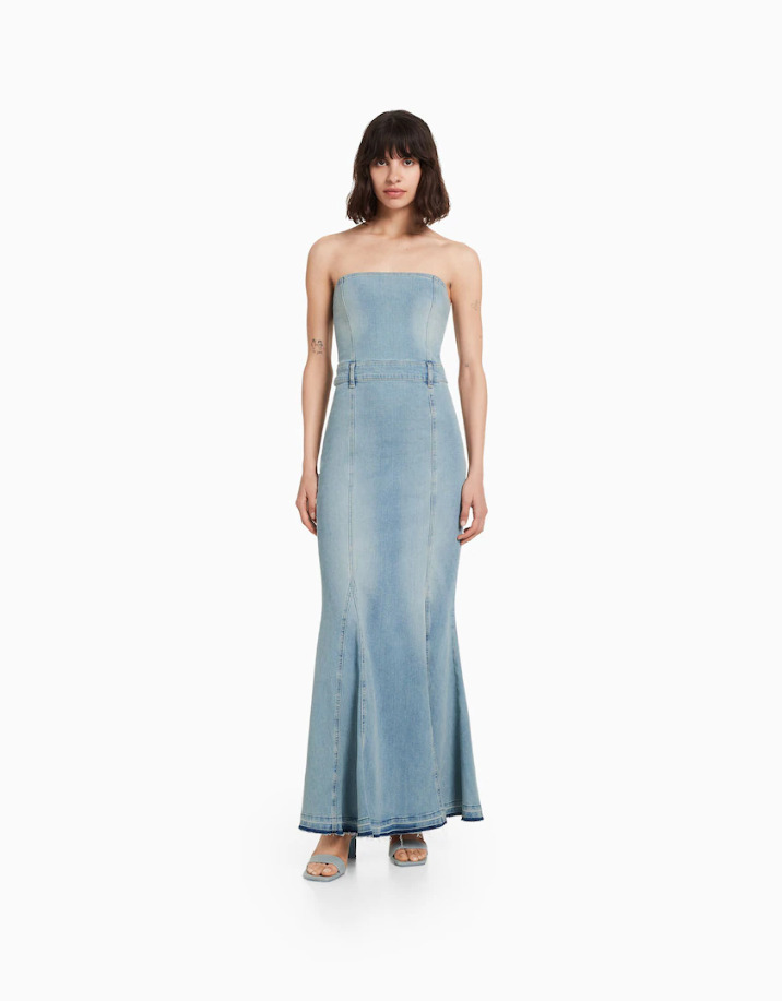 El vestido largo de tejido denim de la nueva colección de Bershka