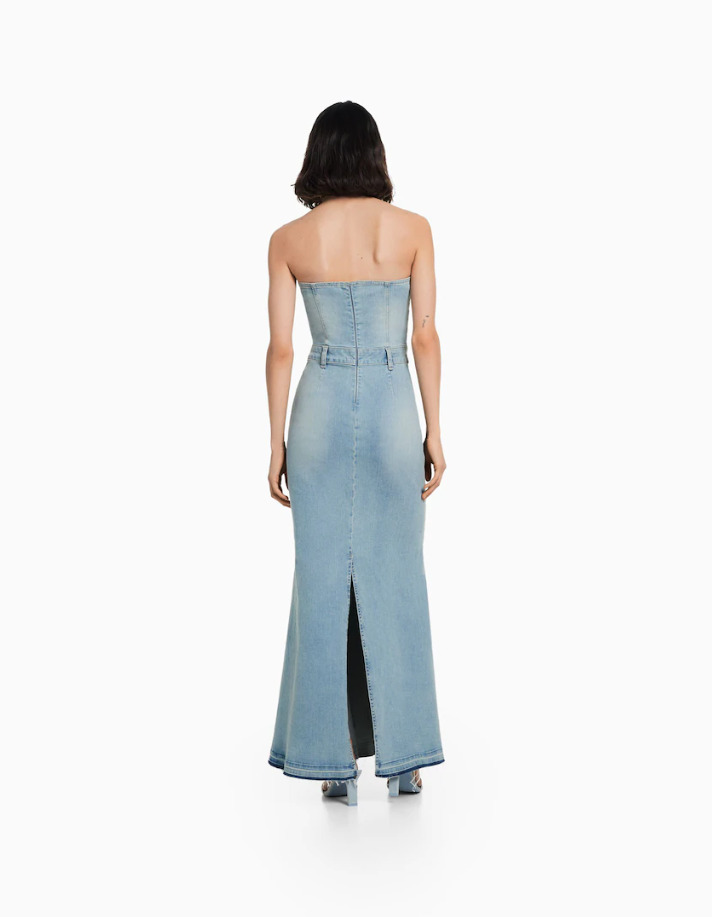 El vestido largo de tejido denim de la nueva colección de Bershka