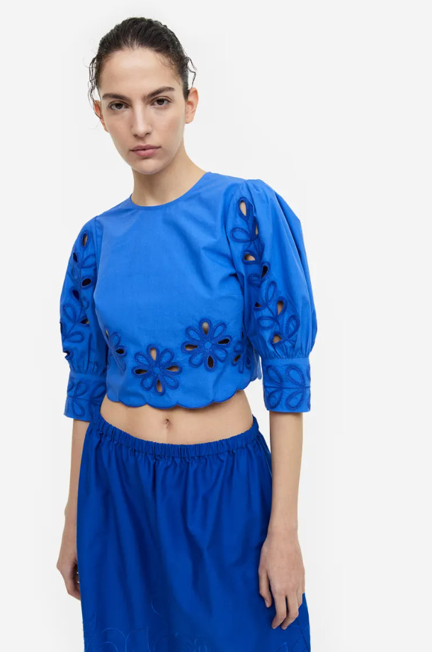 La blusa bordada con manga puffy de H&M ideal para cualquier evento