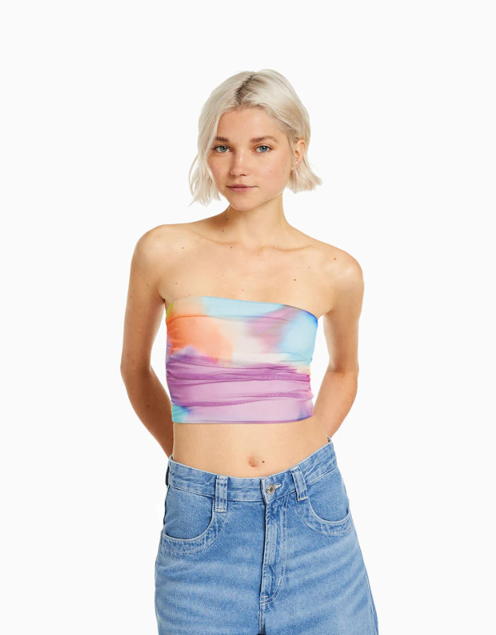 El top cropped estilo bandeau de Bershka ideal para tus festivales de verano