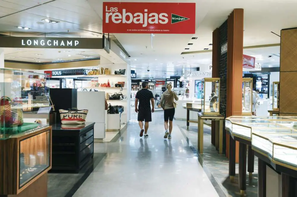 Atencion desempleados El Corte Ingles busca trabajadores sin experiencia y con sueldos de 1.500