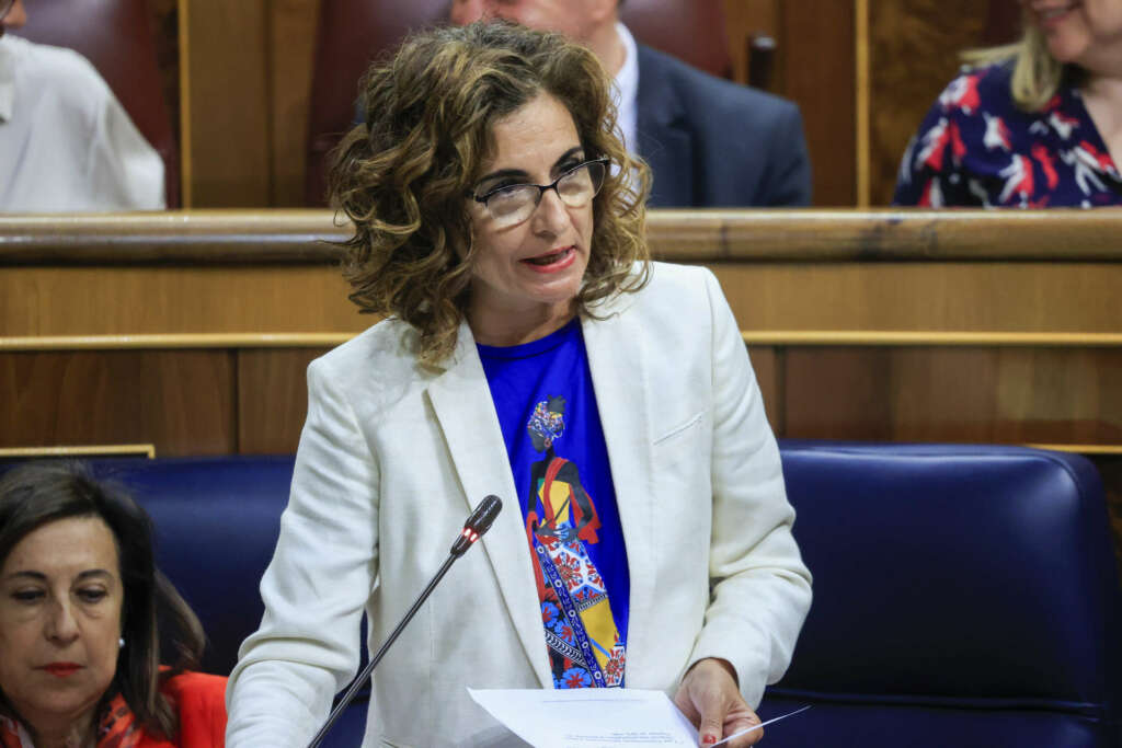 MADRID, 26/04/2023.- La ministra de Hacienda, María Jesús Montero, interviene en la sesión de control en el Congreso de los Diputado este miércoles. EFE/ Zipi Aragón