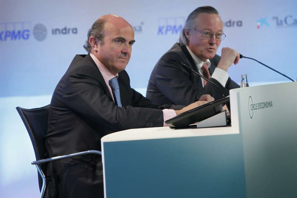 NAC226. SITGES (BARCELONA), 31/05/2012.- El ministro de Economía, Luis De Guindos (i), acompañado del presidente del Cercle d'Economía, Josep Piqué (d), durante la sesión inaugural de la vigésimo octava edición de la Reunión del Círculo de Economía de Sitges (Barcelona). EFE/Susana Sáez