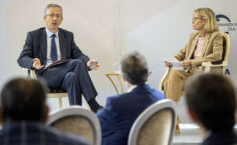 LOGROÑO, 25/04/2023.- El gobernador del Banco de España, Pablo Hernández de Cos, junto a la directora del Diario La Rioja, Teresa Cobo, en un coloquio organizado tras la conferencia "La actualidad económica", este martes en Logroño. EFE/Raquel Manzanares