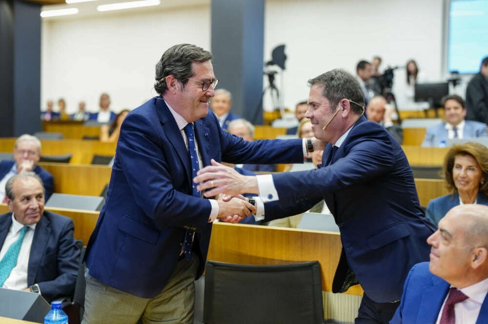 MADRID, 25/04/2023.-El presidente de CEOE, Antonio Garamendi (i), y el presidente de Cepyme, Gerardo Cuerva, durante la jornada "Sobre la dignidad empresarial" con motivo del 45 aniversario de Cepyme en la sede de la organización este martes en Madrid. EFE/ Borja Sánchez Trillo