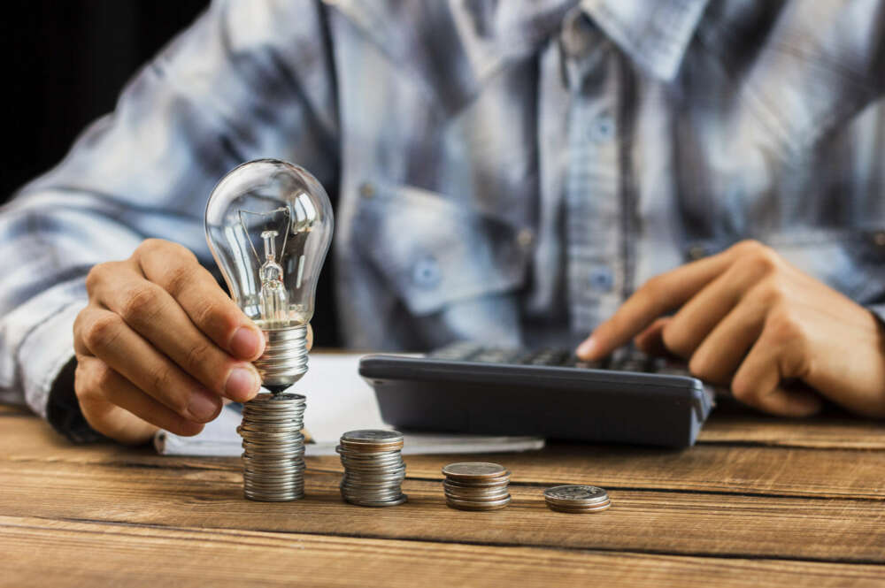 El precio de las tarifas del mercado regulado varía en función de la oferta y la demanda entre las empresas que generan la energía y las que la comercializan. Foto: Freepik.
