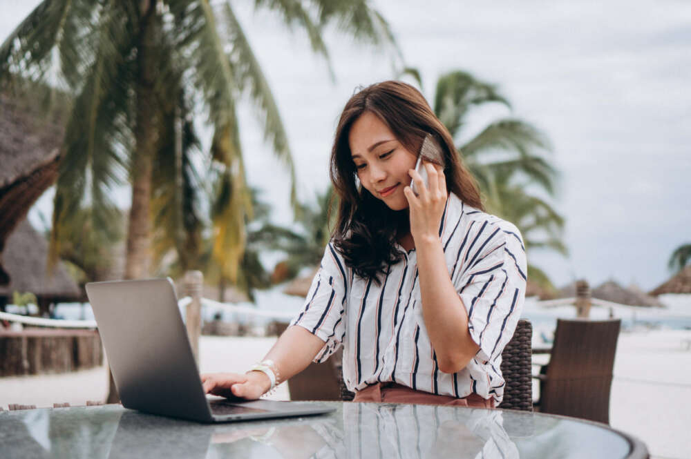 El teletrabajo ha permitido que los empleados puedan trabajar y viajar a la vez. Imagen: Freepik.