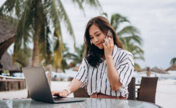 El teletrabajo ha permitido que los empleados puedan trabajar y viajar a la vez. Imagen: Freepik.