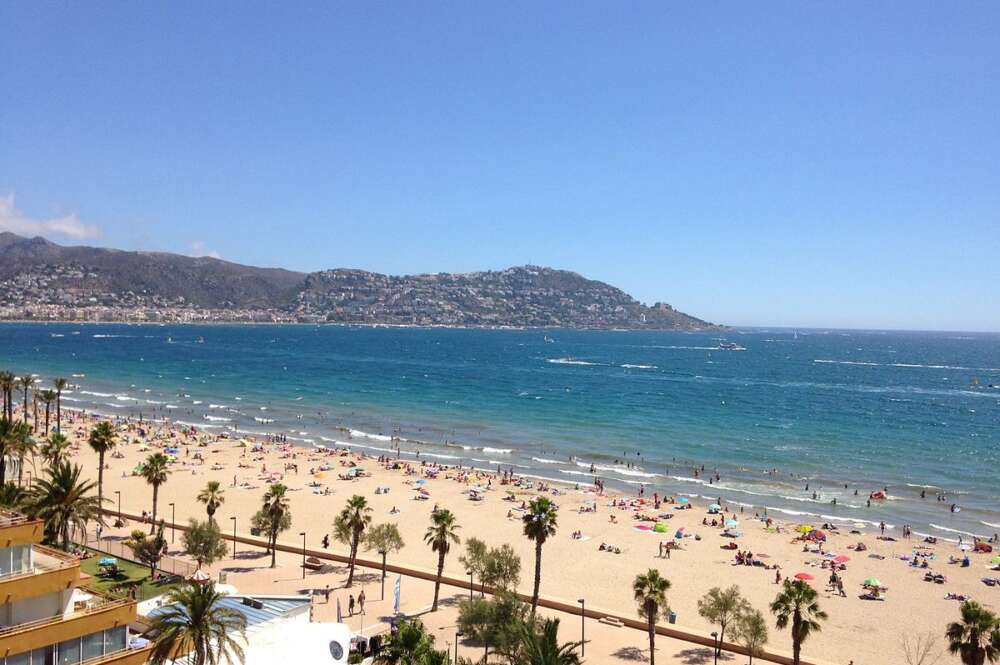 Playa de Roses, uno de los municipios donde hay viviendas a la venta. Foto: Wikipedia.