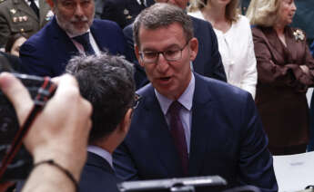 MADRID, 02/05/2023.- El presidente del PP, Alberto Núñez Feijóo (d), saluda al ministro de la Presidencia, Relaciones con las Cortes y Memoria Democrática, Félix Bolaños (i), durante el acto de entrega de la Medalla de la Comunidad de Madrid y las condecoraciones de la Orden del Dos de Mayo, este martes en la Real Casa de Correos. EFE/ J.J.Guillén