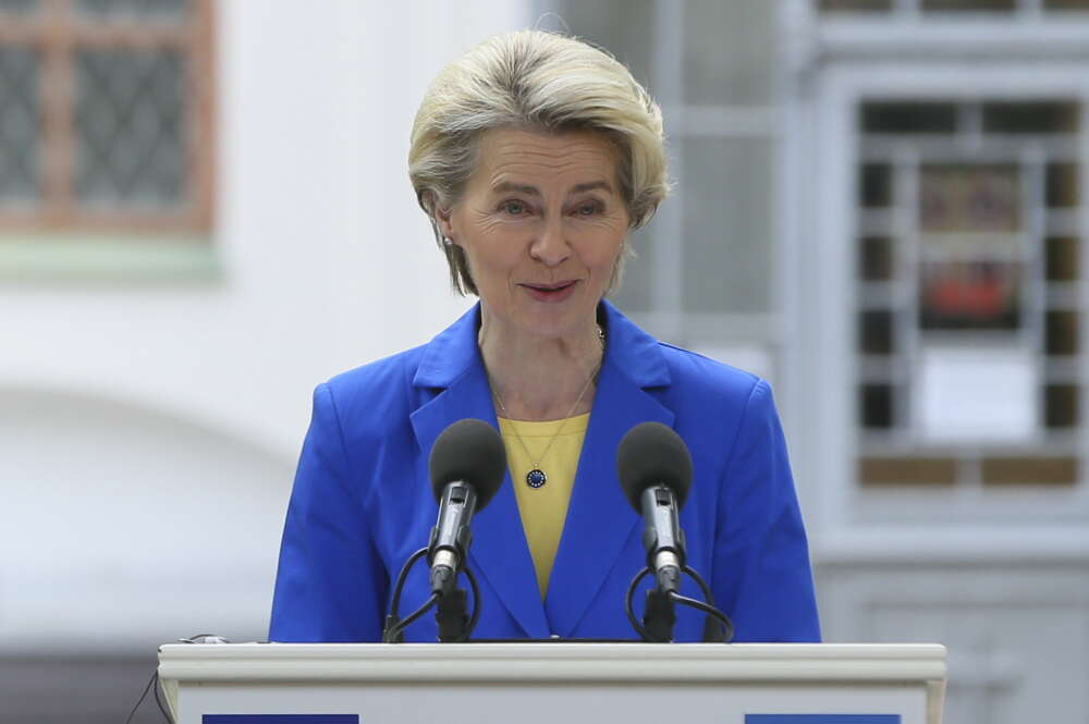 Kyiv (Ukraine), 09/05/2023.- The President of the European Commission Ursula von der Leyen speak to members of the media in a joint news conference with Ukraine's President Zelensky (unseen) near the St. Sophia Cathedral in Kyiv, Ukraine, 09 May 2023. Von der Leyen arrived in Kyiv to meet with top Ukrainian officials. President Zelensky announced that from now on May 09 will be annually celebrated as 'Europe Day' in Ukraine. Also on that day, some countries mark the 78th anniversary of Victory Day, the unconditional surrender of Nazi Germany on 08 May 1945, and the Allied Forces' victory, which marked the end of World War II in Europe. (Alemania, Rusia, Ucrania) EFE/EPA/STEPAN FRANKO