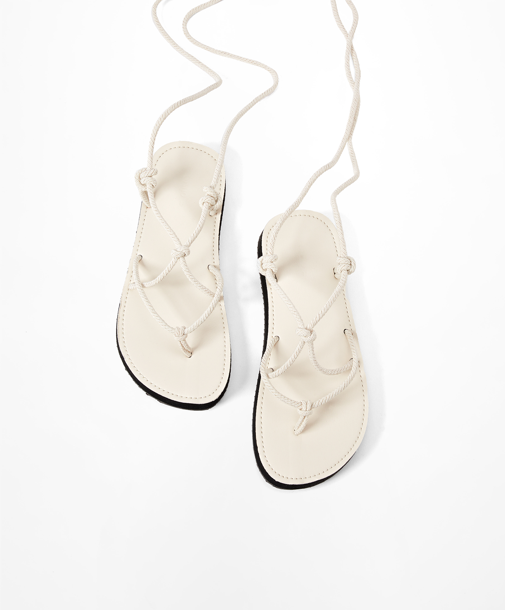 Las sandalias de cuerdas con suela plana de Oysho ideales para esta temporada