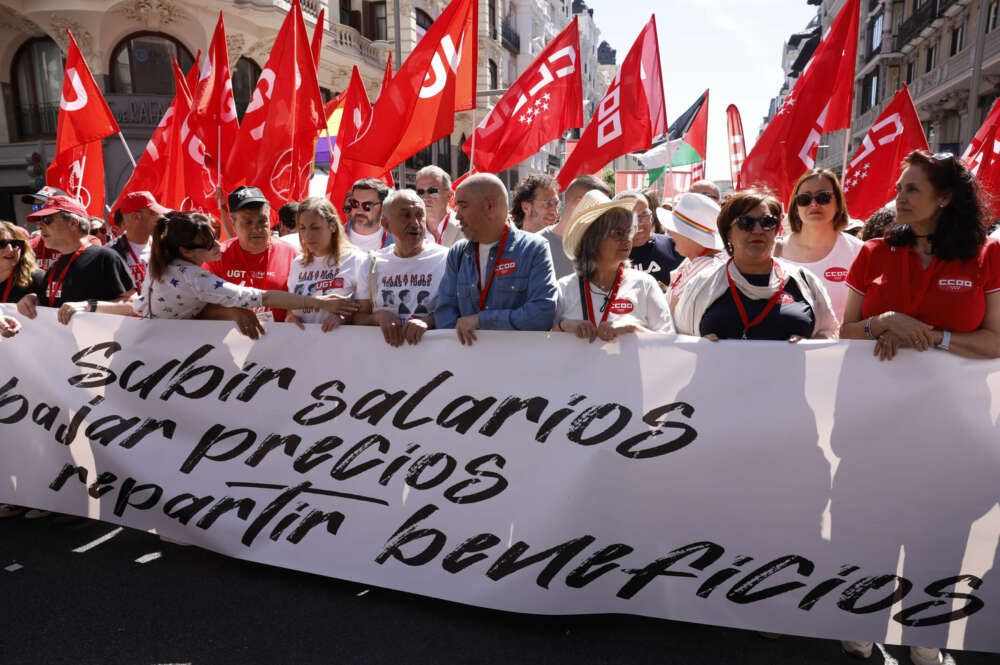 MADRID, 01/05/2023.- Los secretarios generales de CCOO, Unai Sordo (c-d), y UGT, Pepe Álvarez (c-i), participan en la manifestación convocada por UGT y CCOO con motivo del Día del Trabajador en Madrid, este lunes. EFE/ J.j.guillen