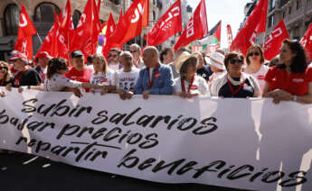 MADRID, 01/05/2023.- Los secretarios generales de CCOO, Unai Sordo (c-d), y UGT, Pepe Álvarez (c-i), participan en la manifestación convocada por UGT y CCOO con motivo del Día del Trabajador en Madrid, este lunes. EFE/ J.j.guillen