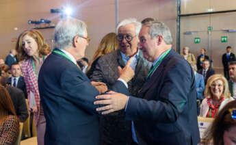 Xavier Trias saluda a los exalcaldes de Barcelona Joan Clos y Jordi Hereu. Imagen: Cercle d'Economia