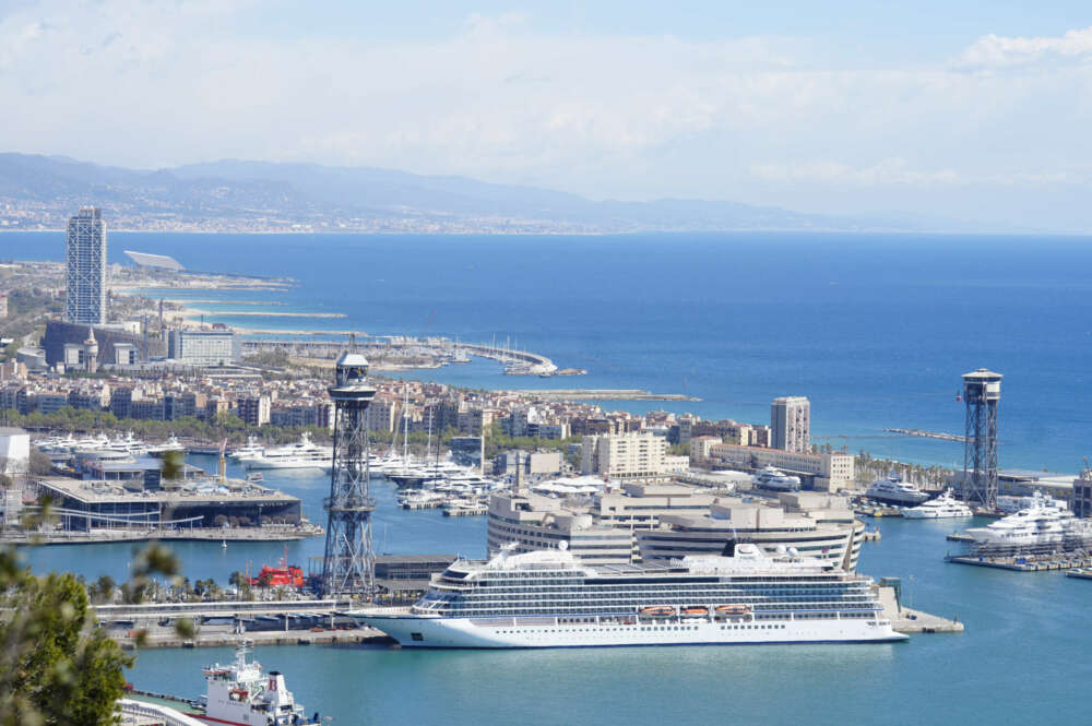 GRAFCAT8898. BARCELONA, 13/04/2023.- Vista de un crucero en el Puerto de Barcelona este jueves cuando se ha publicado un estudio de la Universidad de Barcelona por encargo de la Asociación Internacional de Líneas de Cruceros (CLIA), que estima que el 4,1 % de los turistas que visitarán Barcelona este año serán cruceristas y dejarán en la ciudad el 13 % de la recaudación de la tasa turística que va a parar al ayuntamiento. EFE/Enric Fontcuberta