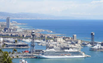 GRAFCAT8898. BARCELONA, 13/04/2023.- Vista de un crucero en el Puerto de Barcelona este jueves cuando se ha publicado un estudio de la Universidad de Barcelona por encargo de la Asociación Internacional de Líneas de Cruceros (CLIA), que estima que el 4,1 % de los turistas que visitarán Barcelona este año serán cruceristas y dejarán en la ciudad el 13 % de la recaudación de la tasa turística que va a parar al ayuntamiento. EFE/Enric Fontcuberta