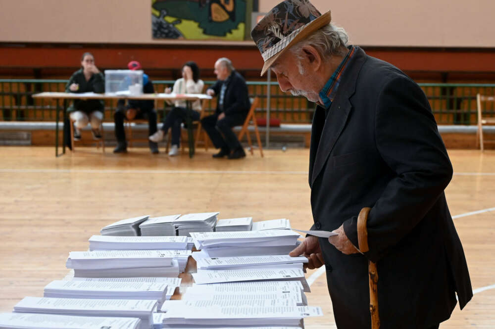 LEÓN (CASTILLA Y LEÓN), 28/05/2023.- Una persona observa las papeletas de los distintos aspirantes antes de depositar su voto este domingo en León.EFE/J.Casares