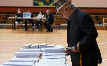 LEÓN (CASTILLA Y LEÓN), 28/05/2023.- Una persona observa las papeletas de los distintos aspirantes antes de depositar su voto este domingo en León.EFE/J.Casares