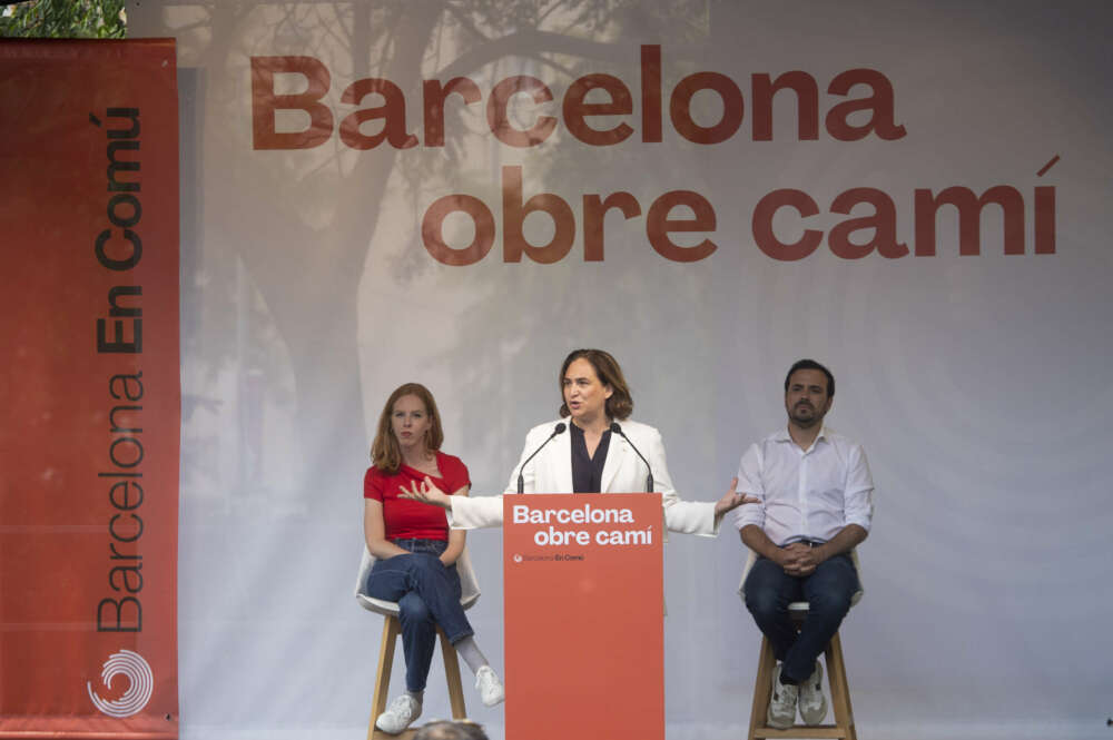 BARCELONA, 21/05/2023.- La alcaldesa Barcelona y candidata de BComú a la reelección, Ada Colau (c), el ministro Alberto Garzón (d) y la secretaria de Organización de Podemos, Lilith Verstrynge (i), protagonizan un acto electoral en La Marina de Barcelona. EFE/Marta Pérez