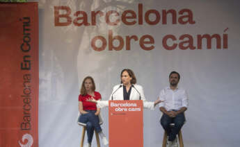 BARCELONA, 21/05/2023.- La alcaldesa Barcelona y candidata de BComú a la reelección, Ada Colau (c), el ministro Alberto Garzón (d) y la secretaria de Organización de Podemos, Lilith Verstrynge (i), protagonizan un acto electoral en La Marina de Barcelona. EFE/Marta Pérez