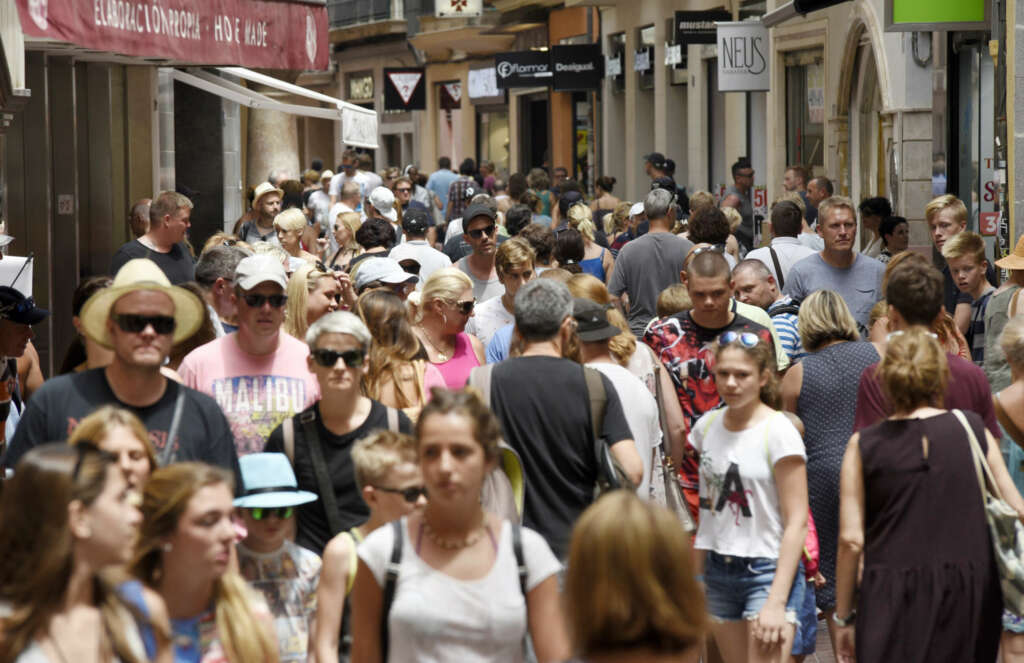 GRA266. PALMA (MALLORCA), 08/07/2017.- Turistas pasean por la céntrica calle de San Miguel en Palma. Más de dos millones de personas, casi el doble de su población habitual y 20 veces el aforo del estadio del Camp Nou, acogió Baleares el 9 de agosto de 2016, batiendo así un récord de masificación que puede ser superado este año. EFE/Atienza