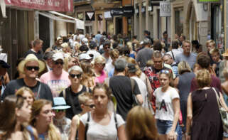 GRA266. PALMA (MALLORCA), 08/07/2017.- Turistas pasean por la céntrica calle de San Miguel en Palma. Más de dos millones de personas, casi el doble de su población habitual y 20 veces el aforo del estadio del Camp Nou, acogió Baleares el 9 de agosto de 2016, batiendo así un récord de masificación que puede ser superado este año. EFE/Atienza