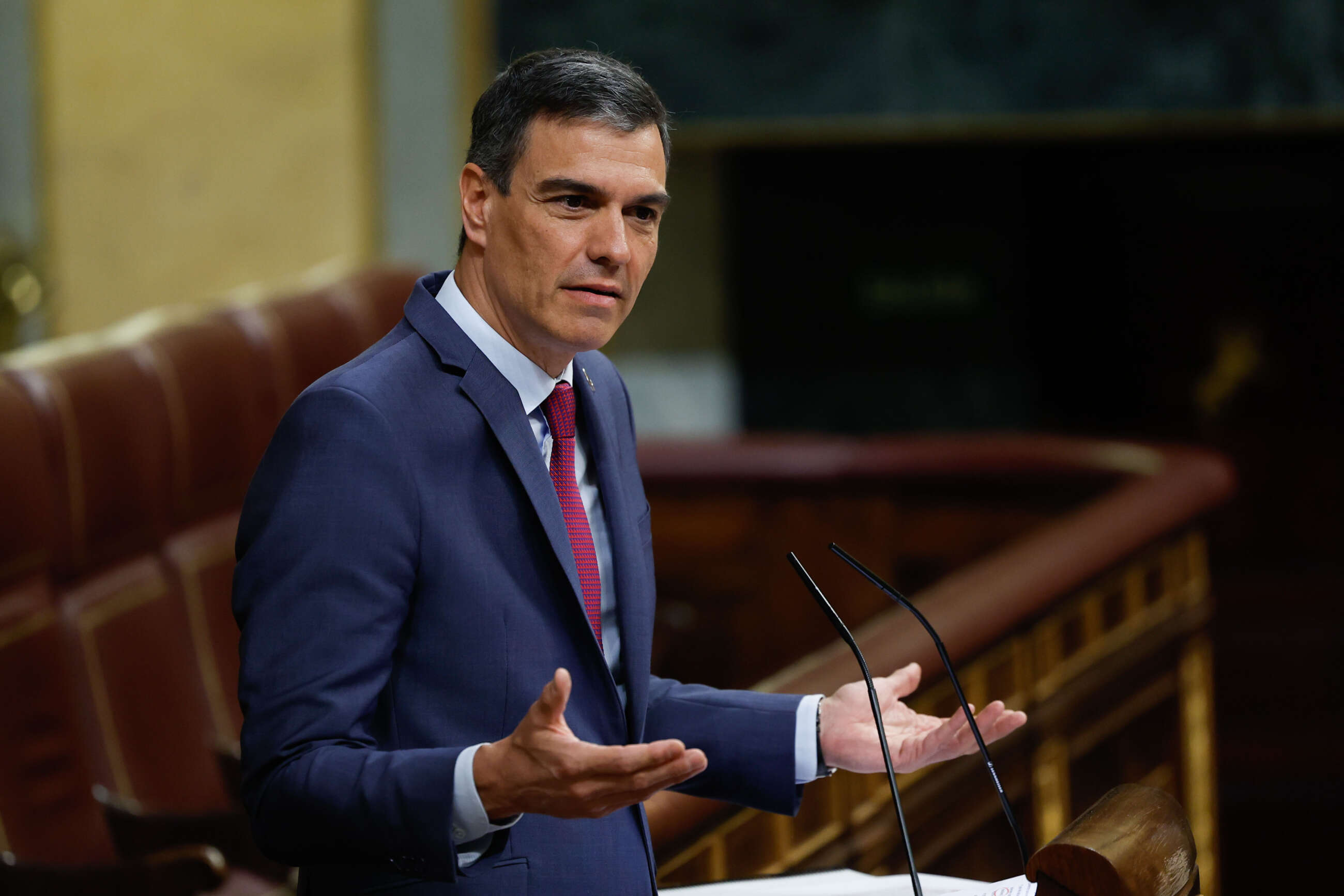 MADRID, 19/04/2023.- El presidente del Gobierno, Pedro Sánchez, comparece en el pleno del Congreso a petición propia y del PP para informar de los últimos consejos europeos, de las relaciones entre España y Marruecos y de la actual situación de la guerra en Ucrania, este miércoles, en el Congreso de los Diputados en Madrid. EFE/ Chema Moya