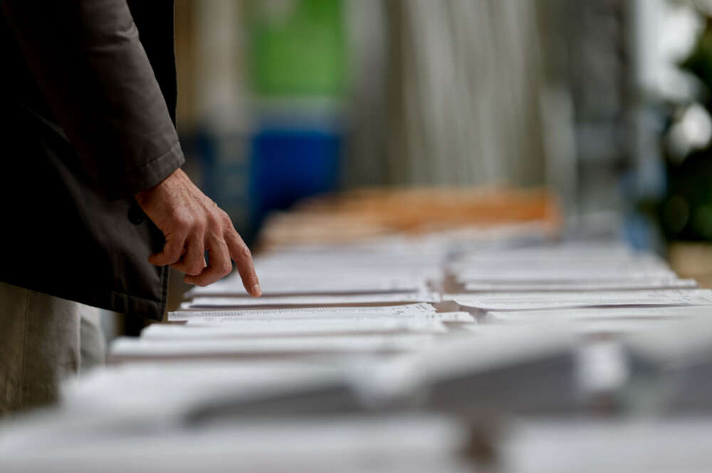 MADRID, 28/05/2023.- Un hombre observa las papeletas en un colegio electoral de Madrid este domingo durante las elecciones municipales y autonómicas. EFE/Rodrigo Jimenez