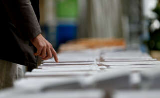 MADRID, 28/05/2023.- Un hombre observa las papeletas en un colegio electoral de Madrid este domingo durante las elecciones municipales y autonómicas. EFE/Rodrigo Jimenez
